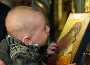 copil privind icoana Maicii Domnului