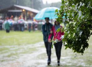 cuplu sub umbrelă