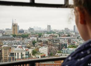 tânără privind de sus Londra
