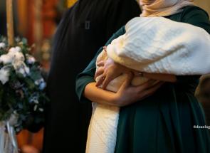 nași cu pruncul în brațe
