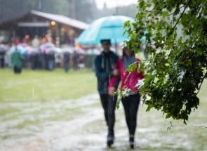 cuplu sub umbrelă