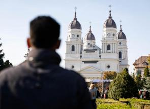 tânăr privind spre Catedrala Mitropolitană din Iași