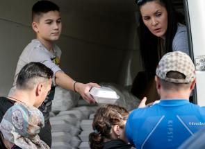 împărțire pachete cu mâncare