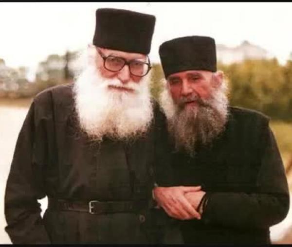 Părintele Efrem Katunakiotul rostind rugăciunea lui Iisus