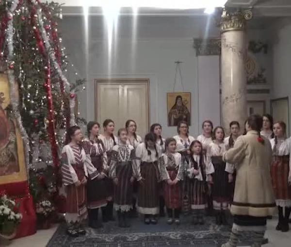Colindători la Reședința Mitropolitană - Corul Angeli, Parohia Sf. Haralambie -Tg. Neamț