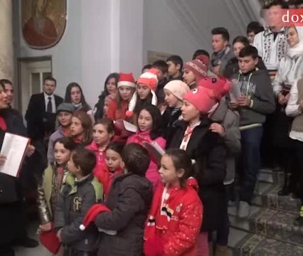 Colindători la Reședința Mitropolitana - Asociația Tinerilor Ortodocsi Romani, filialele: Iași, Tg. Neamț, Roznov, Pașcani, Belcești, Podoleni și Holm