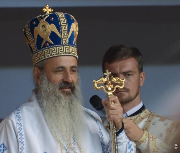 „Să fiți oameni ai bucuriei!” - IPS Teofan - Cuvânt către tinerii din tabăra de la Nemțișor