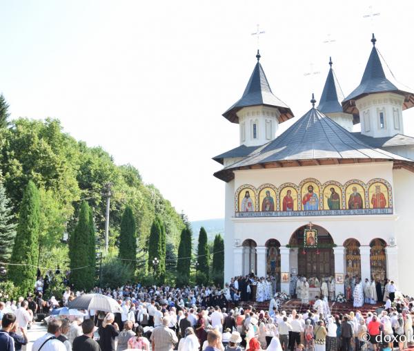 (Foto) Hramul mănăstirii Sihăstria | 2015