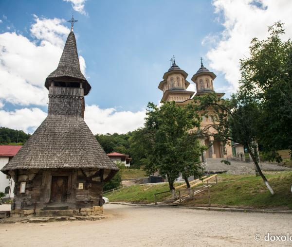Bisericuța de lemn de la Mănăstirea Nicula
