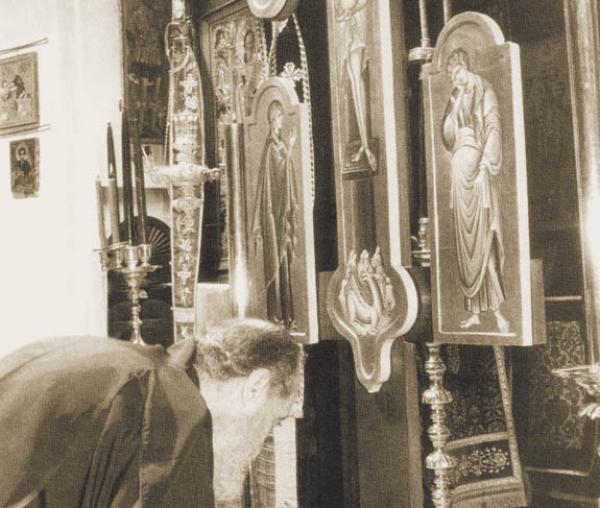 Închinare în Joia Mare la cinstita mână a Sfintei Magdalena din Mănăstirea Simonos Petras (Gheronda Emilianos)