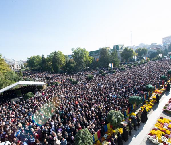 Reportaj - manifestările prilejuite de hramul Sfintei Cuvioase Parascheva, 2015