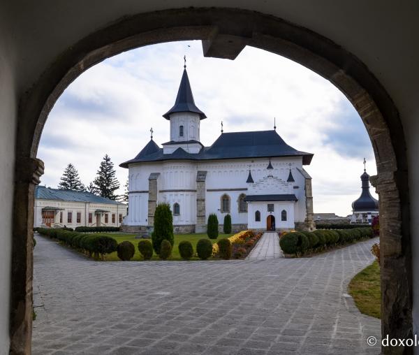 Catedrala Arhiepiscopală „Sfânta Parascheva” din Roman