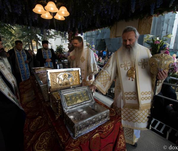 Soborul de ierarhi, la începerea Liturghiei pentru sărbătoarea Sfintei Parascheva - GALERIE FOTO