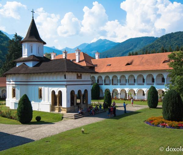 Curtea interioară a mănăstirii Brâncoveanu – Sâmbăta de Sus