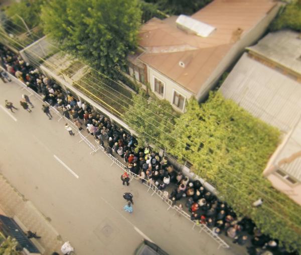 De sus, lucrurile se văd mai bine - Rândul pelerinilor filmat cu drona
