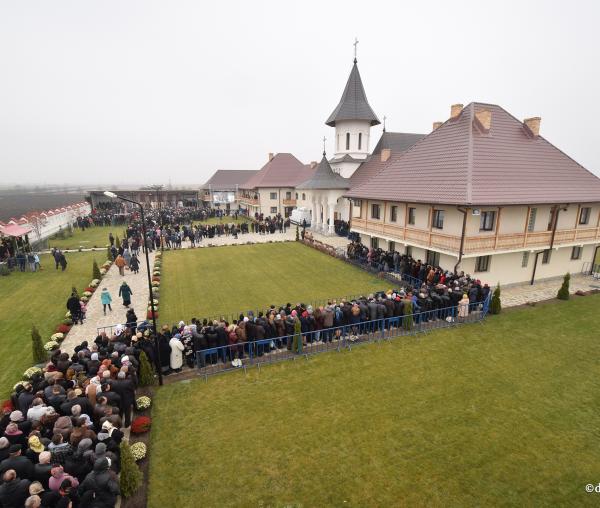 Galerie FOTO: Sfinţirea bisericii Mănăstirii „Intrarea Maicii Domnului în Biserică”, Rădăuţi