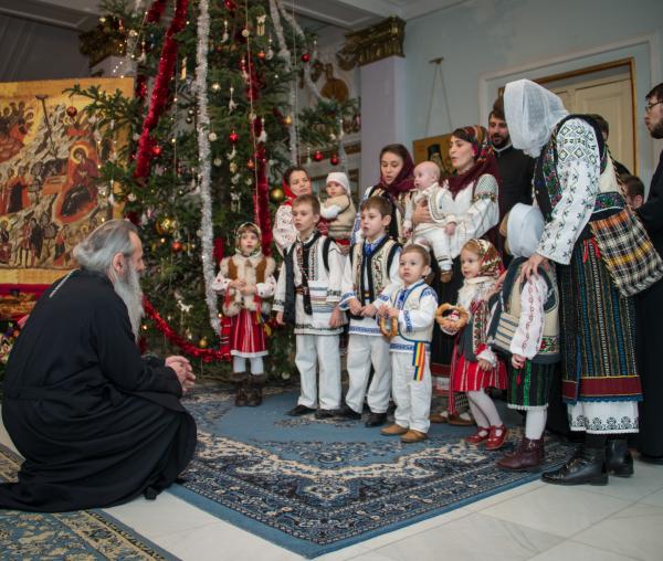 Colindători la Reședința Mitropolitană - Corul diaconilor de la Catedrala Mitropolitană, împreună cu soțiile și copiii lor