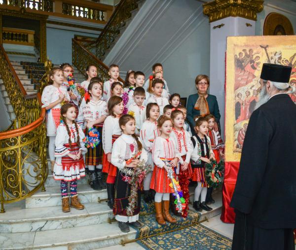 Colindători la Reședința Mitropolitană - Școala „D.D. Pătrășcanu”, clasa I A