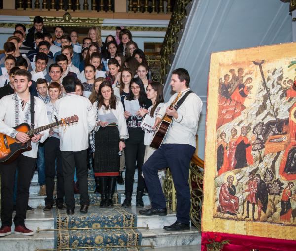 Colindători la Reședința Mitropolitană - Liceeni și voluntarii ATOR Iași