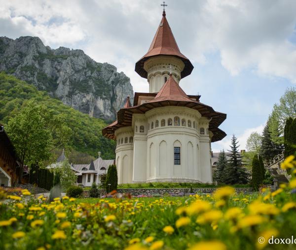 (Foto) Mănăstirea Râmeț, o gură de Rai din Munții Apuseni