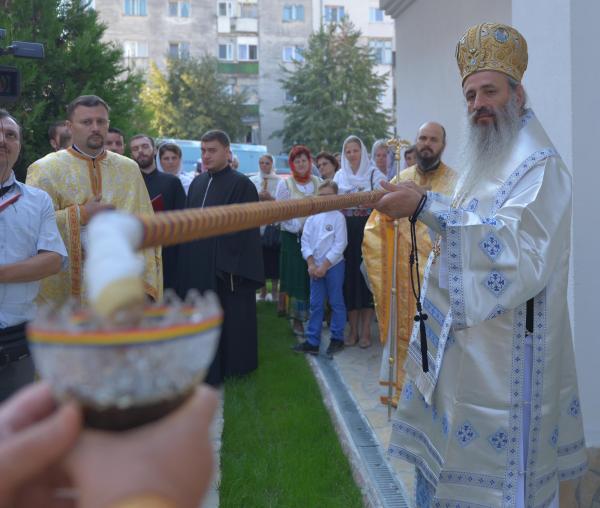 3000 de credincioși botoșăneni prezenți la sfințirea unei noi biserici