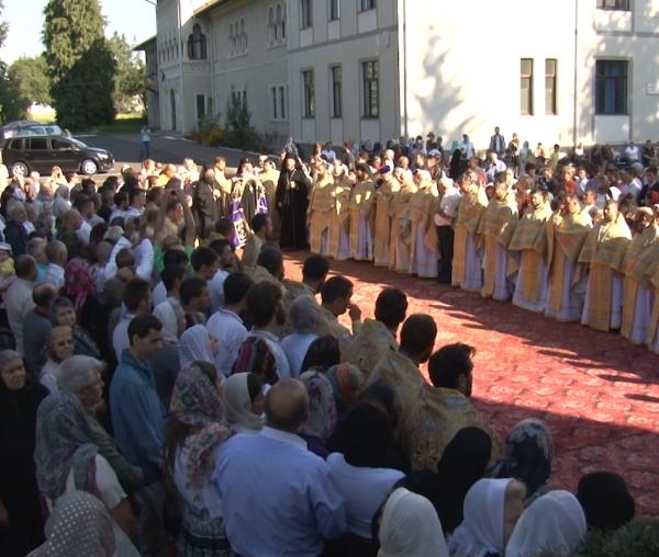 Sute de pelerini la hramul Bisericii Seminarului Teologic de la Mănăstirea Neamț