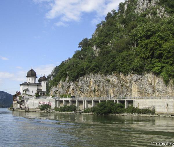 Mănăstirea Mraconia de la Cazanele Dunării – locul în care Dunărea se îngustează între munţi