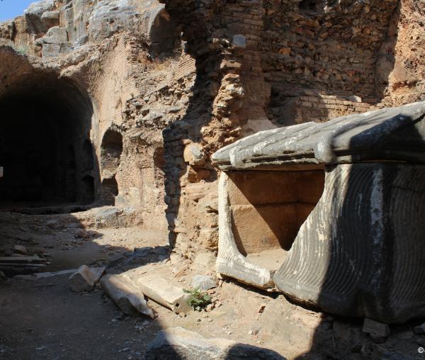 Mormântul Sfintei Maria Magdalena şi intrarea în peştera celor şapte tineri din Efes