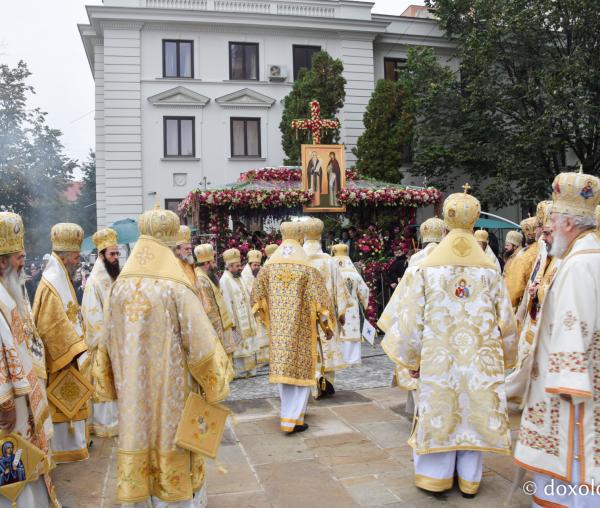 (Foto) Zi de mare sărbătoare - Sfânta Liturghie a hramului Cuvioasei Parascheva