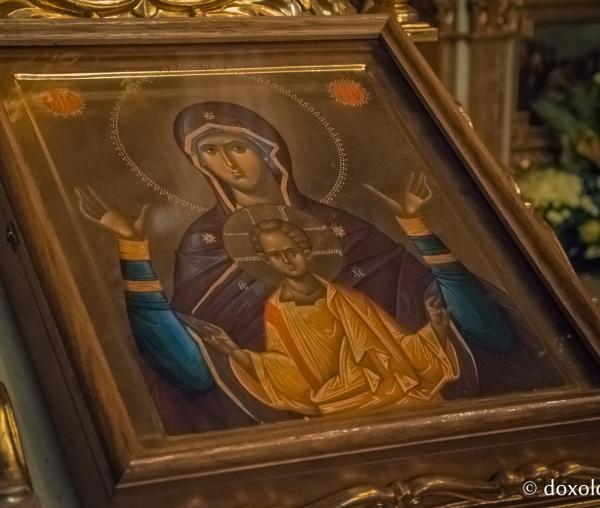 Liturghia de sâmbătă: rugăciune către Maica Domnului şi pomenirea celor adormiţi (galerie FOTO)