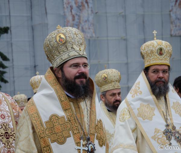(Foto) Închinarea soborului de ierarhi slujitori la Sfânta Liturghie a hramului Sfintei Parascheva