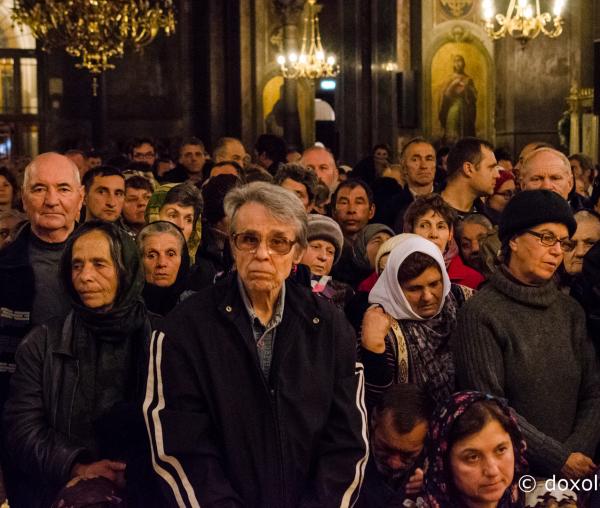 (Foto) Slujba de priveghere a Sfintei Cuvioase Parascheva, la Catedrala Mitropolitană din Iaşi