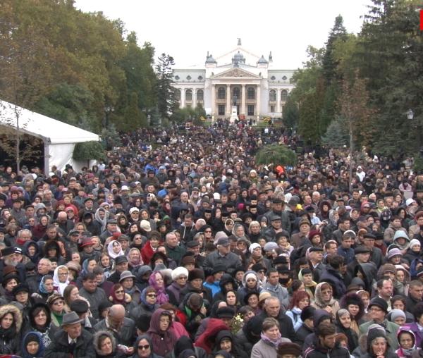(Video) Ocrotitoarea Moldovei cinstită de zeci de mii de români
