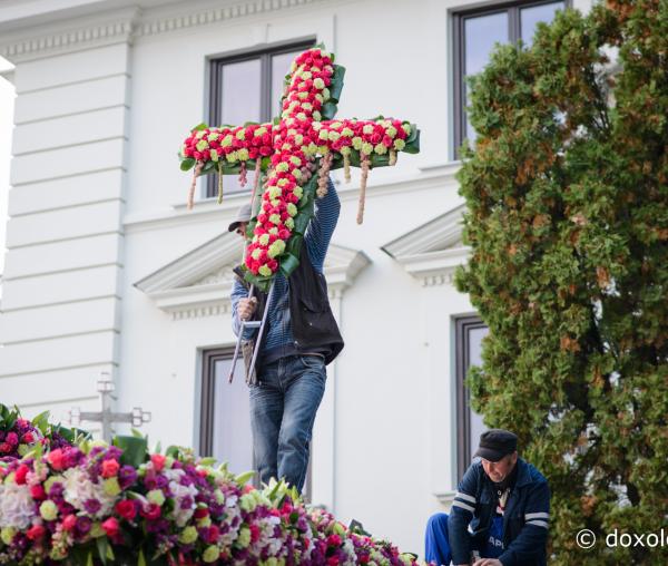 (Foto) Împodobirea cu flori a baldachinului Sfintei Parascheva