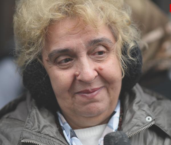 (Video) O femeie a început să meargă după ce s-a rugat Sfintei Parascheva