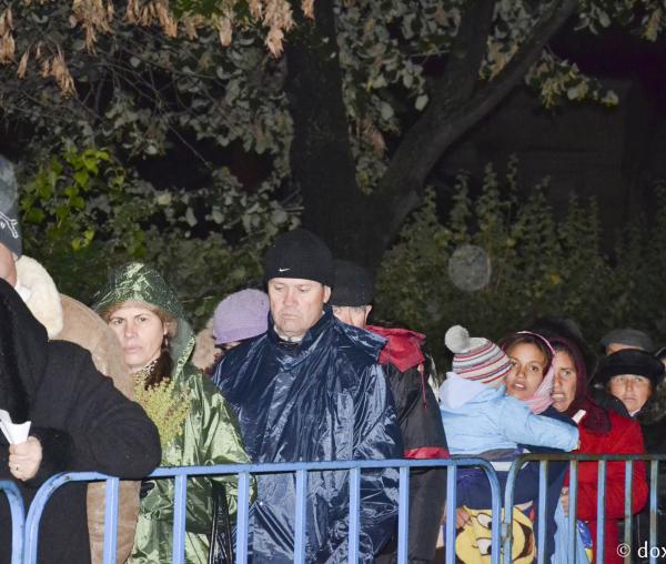 (Foto) Pelerini în așteptarea sărbătorii Sfintei Cuvioase Parascheva