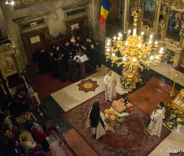 Privegherea continuă la Catedrala Mitropolitană (galerie FOTO)