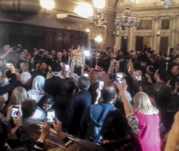 Sfântul Spiridon purtat în procesiune, în picioare, în insula Corfu! (galerie FOTO)