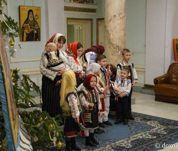 Colindători la Reședința Mitropolitană - Corul diaconilor de la Catedrala Mitropolitană, împreună cu soțiile și copiii lor