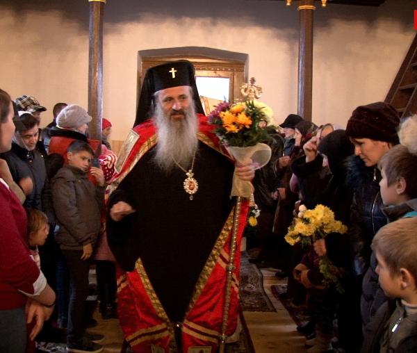 (Video) Liturghie arhierească în parohia Pleșani