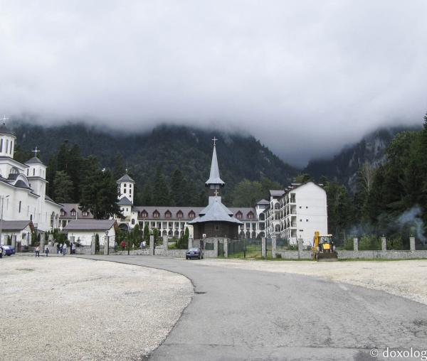 Mănăstirea Caraiman (galerie FOTO)