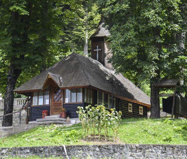 (Foto) Biserica Sfântul Gheorghe de la Palatul Cantacuzino – Bușteni