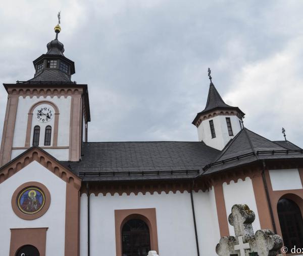 (Foto) Biserica „Sfântul Nicolae” din Moeciu de Jos