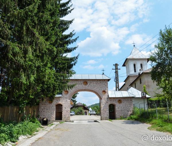 (Foto) Frumusețea Mănăstirii Aninoasa, fost depozit de CAP