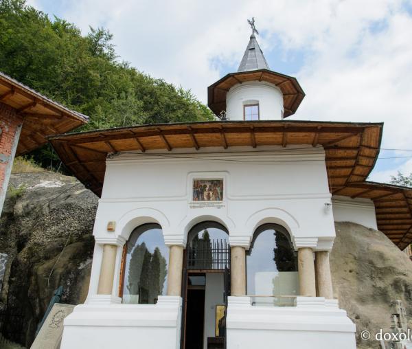 (Foto) Nămăiești - Mănăstirea dintr-o stâncă