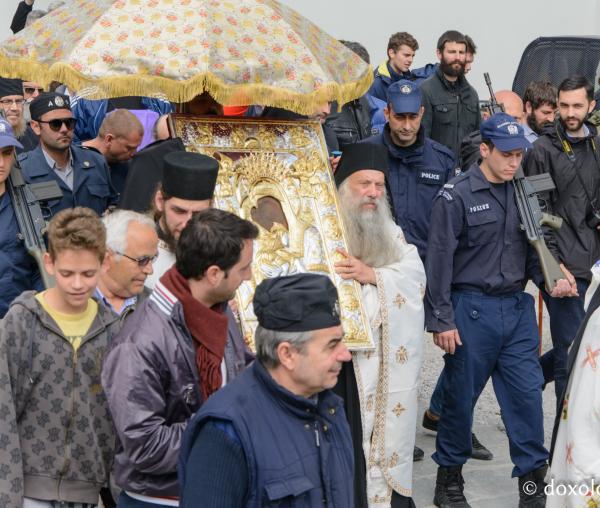 (Foto) Procesiune cu icoana Maicii Domnului „Axion Estin”