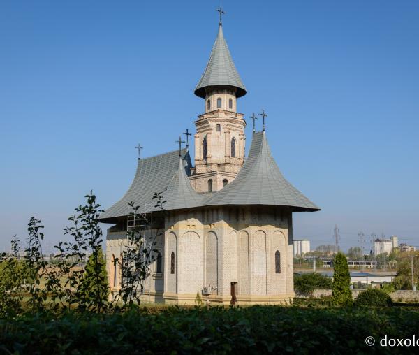 (Foto) Mănăstirea din poiana „Vlădicei”