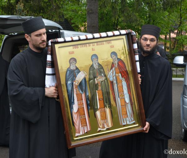 (Foto) Moaștele Sfinților Sila, Paisie și Natan, aduse la Mănăstirea Putna