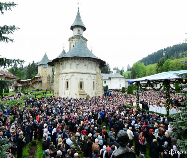 (Foto) Chemarea Sfinților Putneni – o mare de inimi la Sfânta Liturghie