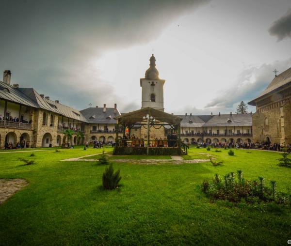 (Foto) Slujba Privegherii la hramul Mănăstirii Neamţ – 2017